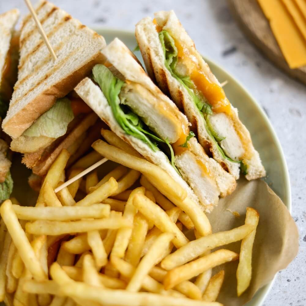 Club sandwiches z NUGGETSAMI i surówką z czerwonej kapusty